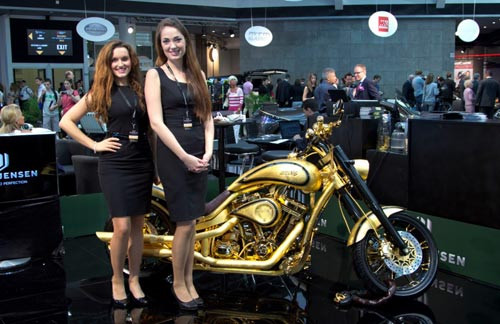 Điểm đặc biệt cũng như giá trị của Golden Motorcycle nằm ở những chi tiết được phủ bằng vàng lá 24 karat. Kế đến là 268 viên kim cương chất lượng cao được điểm xiết lên khắp các chi tiết chính và thân xe tạo nên sự độc đáo riêng, trong khi bộ yên xe sử dụng chất liệu da cá sấu hiệu Gucci.