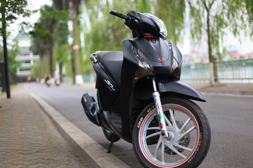 SH độ phong cách thể thao với tem sport, bô dán carbon Akrapovic, phanh và tay nắm thể thao, dán vành phản quang. Phần thân xe cũng được dán chất liệu giả carbon.