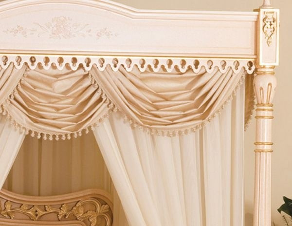 Sở dĩ chiếc giường này có mức giá "trên trời" như vậy bởi chỉ riêng số lượng vàng dùng để trang trí nội thất cho Baldacchino Supreme đã lên tới 107 kg. Phần khung giường được làm từ gỗ hạt dẻ, gỗ anh đào và gỗ cây tro loại thượng hảo hạng.