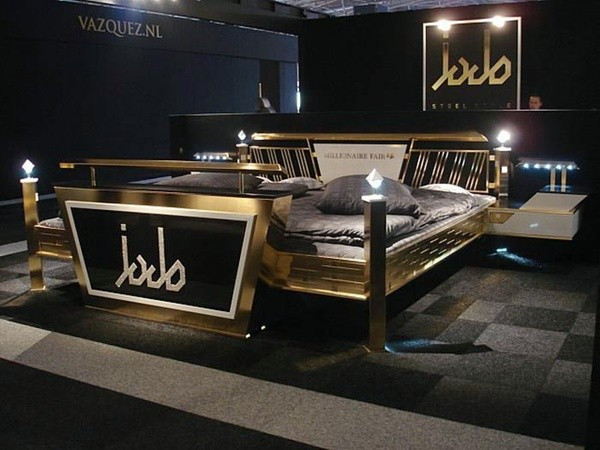 Chiếc giường Jado có giá 676,550 USD (tương đương 14 tỷ đồng) này được dát vàng 24k và sử dụng pha lê Swarovski để chế tác nội thất.
