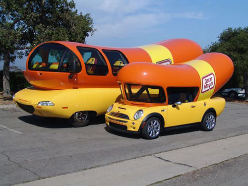 Chiếc xe là chiêu quảng cáo độc đáo của công ty thực phẩm hàng đầu thế giới Oscar Mayer. Nó có nhiệm vụ rong ruổi trên đường phố Mỹ để quảng bá sản phẩm thức ăn nhanh mới của hãng có tên là Wienermobile.