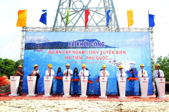 Dự án cáp ngầm xuyên biển có tổng vốn đầu tư là 2.336 tỷ đồng. Trong đó, phần cáp ngầm 110kV xuyên biển Hà Tiên - Phú Quốc có chiều dài 58km, sử dụng cáp ngầm 3 lõi tiết diện 630mm2(tương ứng 1.932 tỷ đồng), do nhà thầu EPC là Prysmian Powerlink SRL (Italia) triển khai thực hiện từ 17/11/2013 và dự kiến hoàn thành vào ngày 13/01/2014.