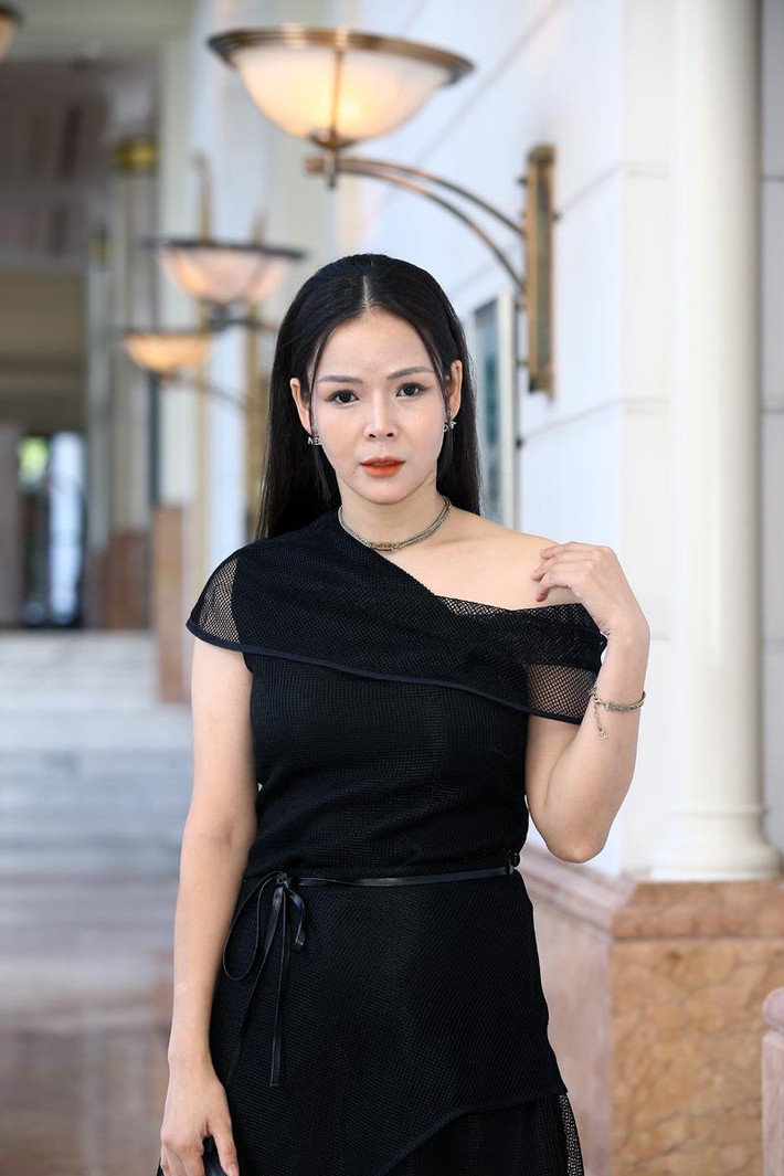 Diễn viên Diễm Hương vào vai Cẩm Khê, một người sắc sảo, thực dụng, có tính sở hữu cao. Khê đã có chồng nhưng lại có tình cảm với Quân (Bình An), luôn muốn anh cung phụng mình. Trong 'Garage hạnh phúc', Diễm Hương phá lệ nhận vai dù nhân vật của mình có cảnh hôn với Bình An bởi từ khi kết hôn cô luôn từ chối những vai diễn có cảnh nhạy cảm.