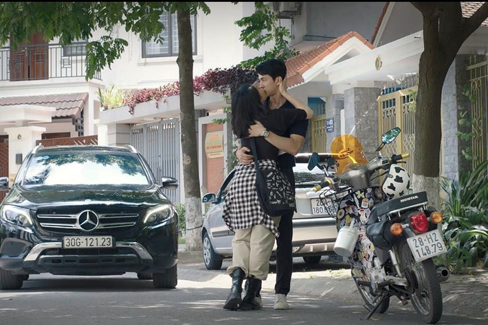 Tuy nhiên về phía mình, Bình An lại tố Quỳnh Kool chiều thực hiện cảnh hôn với anh nhưng trưa lại ăn mắm tôm và không chịu dùng kẹo cao su. Trong khi đó nam diễn viên kể đã đánh răng sạch sẽ và nhai kẹo trước khi thực hiện cảnh này với bạn diễn.
