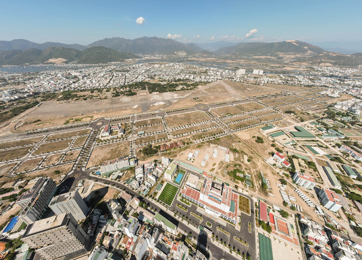 Sân bay Nha Trang nằm ở vị trí đắc địa trung tâm TP Nha Trang, tỉnh Khánh Hòa. Hiện, khu đất này đã được Bộ Quốc phòng đồng ý giao cho UBND tỉnh Khánh Hòa để phát triển kinh tế xã hội. Một phần khu sân bay đã được được chính quyền địa phương giao cho doanh nghiệp làm các dự án BT (xây dựng - chuyển giao) đổi đất lấy hạ tầng.