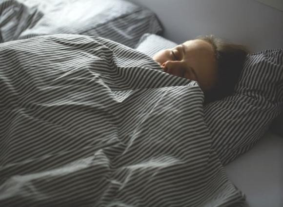 Nằm mơ thấy “tiền”. Nằm mơ thấy "tiền" và sự xuất hiện của tài lộc thì trong giấc mơ cũng sẽ có điềm báo, thường thì nằm mơ thấy mình nhặt được tiền thường mang đến dự báo đặc biệt cho tương lai.