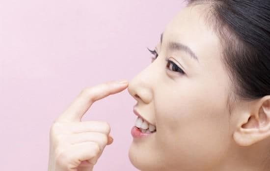Mũi to, ửng hồng. Trong nhân tướng học, mũi được xem là trung tâm của khuôn mặt, nơi chứa đựng tiền tài, đường công danh sự nghiệp.
