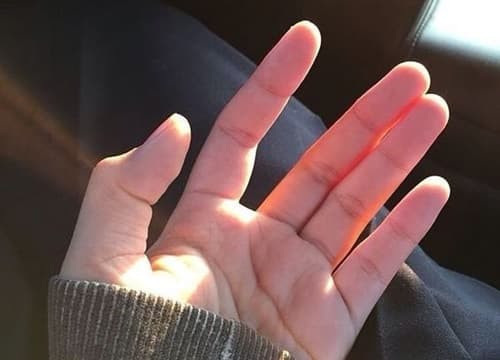 Nếu bạn có 4 dấu hiệu và điềm báo này gần đây, có nghĩa là tài vận của bạn sắp được cải thiện. Phần dưới của ngón trỏ trong lòng bàn tay trở nên hồng hào, đầy đặn.