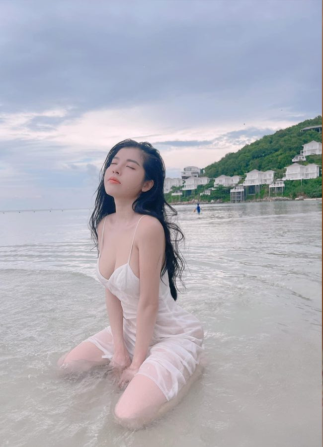 Các hot girl Việt sẽ chọn váy lụa, váy voan mỏng thay vì áo tắm.