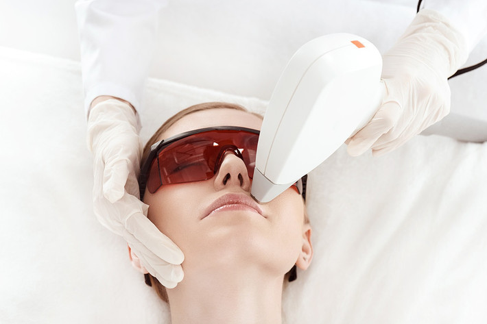Điều trị bằng laser là một trong những phương pháp phổ biến và hiệu quả nhất để triệt lông vĩnh viễn. Nó sử dụng năng lượng nhiệt, tập trung vào gốc để phá hủy lông triệt để. Mặc dù điều trị bằng laser tốn kém nhưng nó giúp giảm lông vĩnh viễn chỉ sau vài buổi điều trị. Hơn nữa, điều trị bằng laser không gây đau đớn và mang lại làn da mịn màng. Ảnh: Grid.