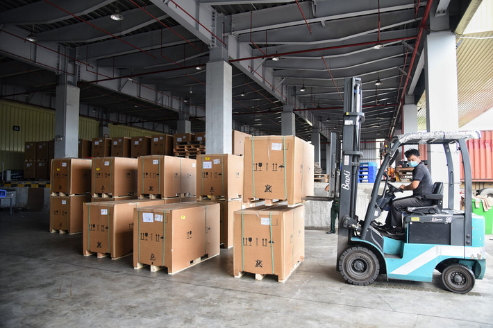 Sáng 28/7, lực lượng xe vận tải của quân khu 7 được điều động đến một kho hàng ở tây nam TP.HCM. Nơi đây đang tập kết các tủ lạnh chuyên dụng chứa vaccine COVID-19 được nhập từ nước ngoài.