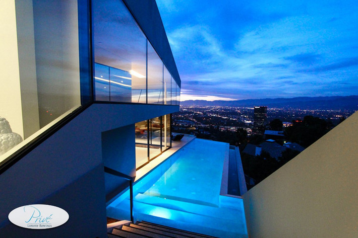 Ngôi nhà gồm năm phòng ngủ, nằm trên một đỉnh đồi ở Studio City, California, một khu phố ngay gần Los Angeles ở thung lũng San Fernando. Ngôi nhà này có trực quan tuyệt đẹp nhưng công nghệ bên trong cũng không kém phần ấn tượng.