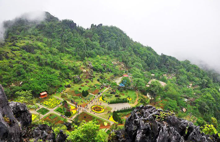 Các trang bán hàng trực tuyến cũng chào bán nhiều tour giá rẻ với mức giảm 50%, trong đó tour Hà Nội - Sa Pa 3 đêm 2 ngày giá từ 2,5 triệu đồng, giảm còn 1,2 triệu đồng/người.