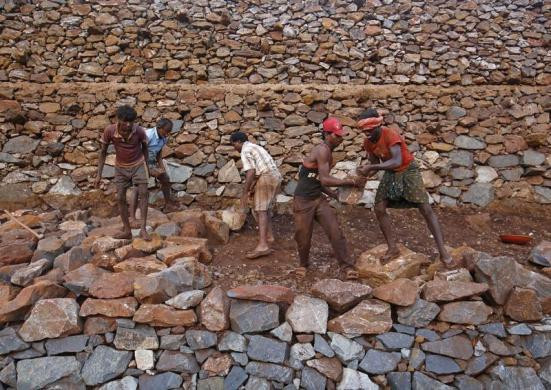 Công nhân xây dựng bức tường cho hầm lò tại mỏ quặng sắt Bedara Bhommanahalli ở huyện Karnataka, thuộc bang Chitradurga, miền nam Ấn Độ vào tháng 11/2012.