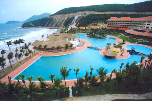 Khách sạn Vinpearl Resort Nha Trang cũng được coi là nơi nghỉ dưỡng tuyệt vời. Khách sạn resort có 232 phòng, giá phòng VIP - President Suit lên đến 1.500 USD/đêm, còn phòng bình thường giá 120 USD/đêm.