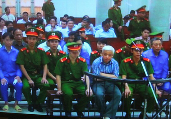 Bầu Kiên rành mạch từng câu: "Tôi mong muốn phiên tòa xét xử sớm, công khai cho mọi người biết, dư luận xã hội được biết thực chất của vụ án này là gì" khi các luật sư đề nghị hoãn phiên tòa vì ông Trần Xuân Giá - nguyên Chủ tịch HĐQT ngân hàng ACB vắng mặt vì lý do sức khỏe yếu.