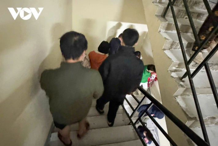 Ngoài việc nhanh chóng báo tin đến lực lượng chức năng sở tại, hệ thống cảnh báo cháy được bật, hàng trăm người dân đã hoảng loạn tháo chạy xuống tầng 1.