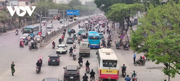 Ghi nhận vào lúc 17h tại đường Ngọc Hồi hướng về phía trung tâm thành phố, dòng phương tiện ken đặc, di chuyển rất chậm chạp.