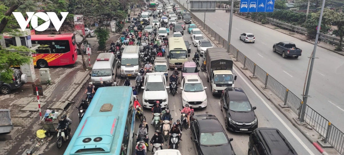 Kết thúc kỳ nghỉ lễ Giỗ Tổ Hùng Vương kéo dài ba ngày từ 5/4 đến hết 7/4, nhiều người dân trở về Hà Nội để chuẩn bị cho ngày mai đi làm khiến mật độ phương tiện tại các cửa ngõ tăng cao.