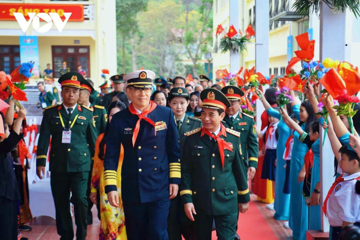 Tại trường Tiểu học Đồng Đăng, 2 Bộ trưởng đã được các em học sinh thực hiện nghi thức đeo khăn quàng đỏ và nồng nhiệt chào đón. Hai Bộ trưởng đã trao 30 bộ máy tính và nhiều phần quà ý nghĩa cho các em học sinh. Đặc biệt, nhân dịp giao lưu hữu nghị biên giới, Bộ Quốc phòng Việt Nam đã tặng thầy trò trường Tiểu học Đồng Đăng 1 khu nhà học đa năng 12 phòng và 1 phòng máy tính.