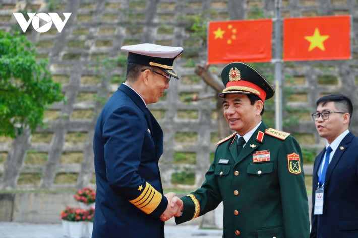 Sáng nay (17/4), sự kiện Giao lưu hữu nghị biên giới quốc phòng Việt Nam – Trung Quốc lần thứ 9 tiếp tục diễn ra với các hoạt động tại tỉnh Lạng Sơn, Việt Nam. Ngay từ sáng sớm, tại cửa khẩu Quốc tế Hữu Nghị (Lạng Sơn), Nhân dân và Quân đội Việt Nam đã chào đón đoàn lãnh đạo cấp cao Bộ Quốc phòng Trung Quốc chính thức sang Việt Nam bắt đầu tham gia các hoạt động giao lưu ý nghĩa.