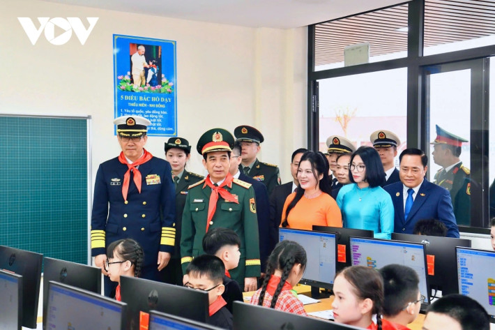 Bộ trưởng Bộ Quốc phòng hai nước và các đại biểu tham quan Tòa nhà đa năng. Trong khuôn khổ của chương trình giao lưu biên giới tại Việt Nam, 20 em học sinh trường Tiểu học số 4 thị Bằng Tường (Trung Quốc) cũng đã sang Việt Nam để giao lưu cùng các em học sinh trường Tiểu học Đồng Đăng.