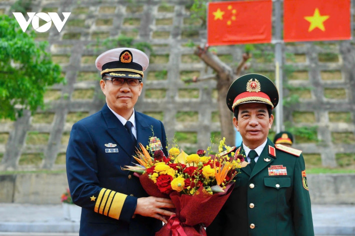 Đại tướng Phan Văn Giang, Bộ trưởng Bộ Quốc phòng Việt Nam đón Thượng tướng Đổng Quân, Bộ trưởng Bộ Quốc phòng Trung Quốc tại khu vực đường phân định biên giới Việt Nam – Trung Quốc.