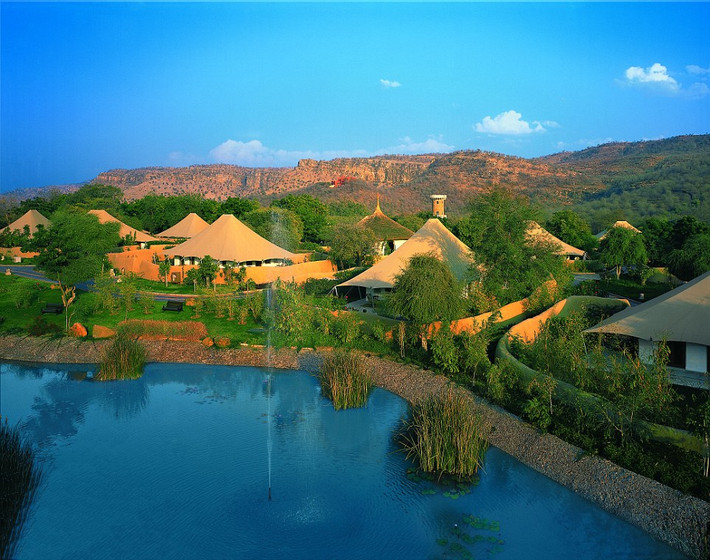 Khách sạn Oberoi Vanyavilas nằm cạnh khu bảo tồn hổ Ranthambhore, Ấn Độ.