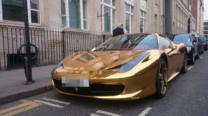 Lượng vàng dát trên chiếc Ferrari 458 Spider của tay đấm người Iraq ước tính có trị giá hơn 6.000 USD.