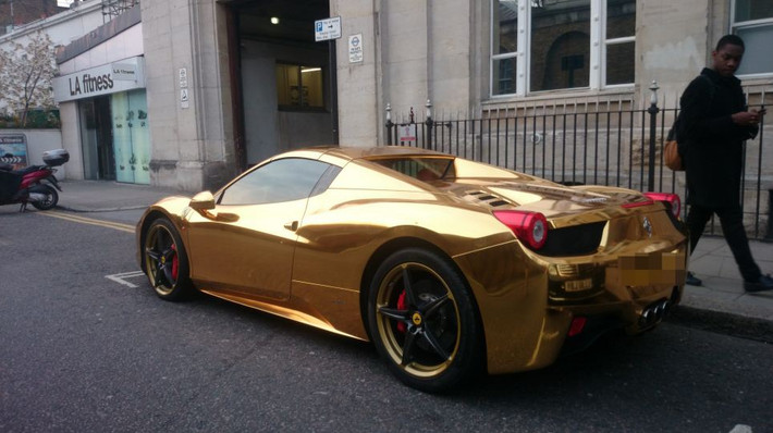 Siêu xe Ferrari 458 Spider được trang bị động cơ V8 4,5 lít mạnh mẽ, giúp nó tăng tốc từ 0 đến 100 km/giờ trong 3,4 giây và đạt tốc độ tối đa 320 km/giờ.