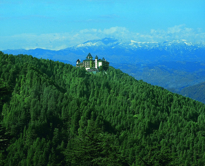 Khách sạn Wildflower Hall được xây dựng trên đỉnh một ngọn núi thuộc Himalayas.
