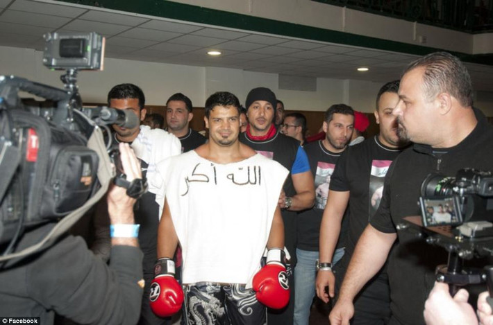 Al-Azzawi bắt đầu tập chơi kickboxing từ năm 13 tuổi. Anh đã từng 6 lần vô địch Iraq và 2 lần vô địch khối các nước Ả-rập, trước khi chuyển tới Anh sinh sống. Al-Azzawi đã giành được chức vô địch thế giới vào năm 2008 và vẫn bảo vệ thành công chức vô địch cho đến nay.