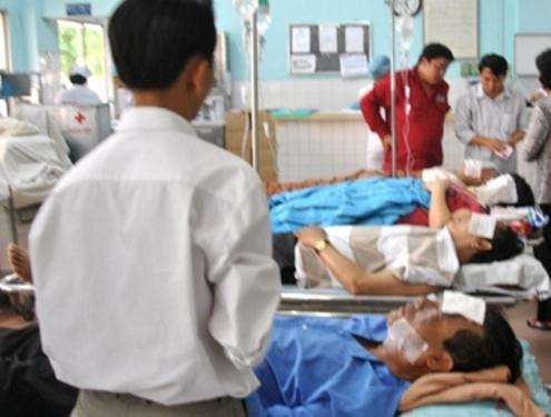 3. Thầy giáo tạt axit 4 đồng nghiệpKhoảng 16h ngày 21/3, một vụ tạt axit kinh hoàng đã người dân huyện Thanh Bình (tỉnh Đồng Tháp) xôn xao. Thầy giáo Nguyễn Minh Tiên đã mang can nhựa đựng axit tạt một trưởng và phó phòng giáo dục huyện Thanh Bình, sau đó tới trường THCS Thanh Bình tạt thầy hiệu trưởng và một cô giáo khác.