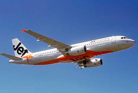 7. Dọa bắn tên lửa nổ tung máy bay Việt Nam Ngày 16/3, một nữ hành khách không được lên máy bay của hãng Jetstar Pacificvì đến muộn. Sau đó, hãng nhận được cuộc gọi xưng là người nhà nữ hành khách. Người đàn ông này liên tục chửi mắng về việc người thân không được lên máy bay và phải nộp thêm tiền, đồng thời dọa sẽ "bắn tên lửa cho nổ tung máy bay".