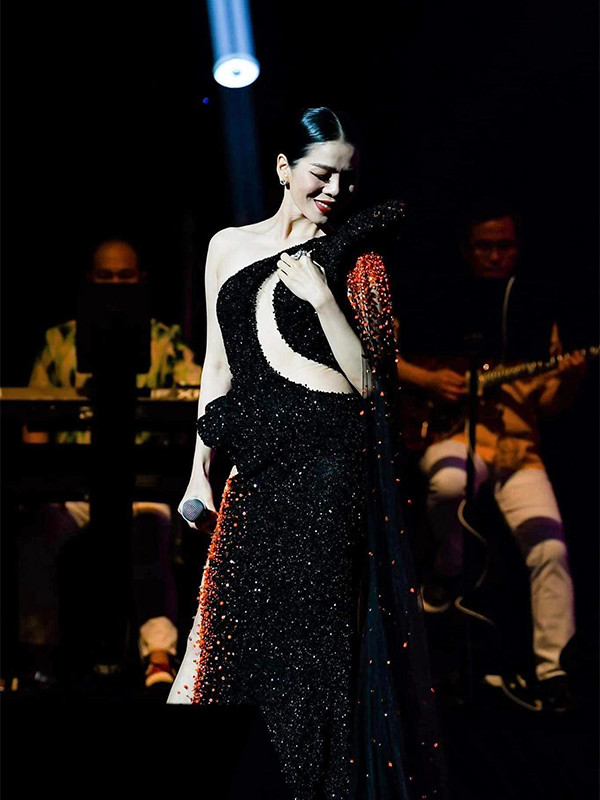 Đặc biệt, dòng nhạc bolero, Lệ Quyên đã thực sự thành công khi tạo ra chất riêng không lẫn vào nghệ sĩ nào. Chính vì vậy, hiện tại cô trở thành nữ ca sĩ được yêu mến trong dòng nhạc này.