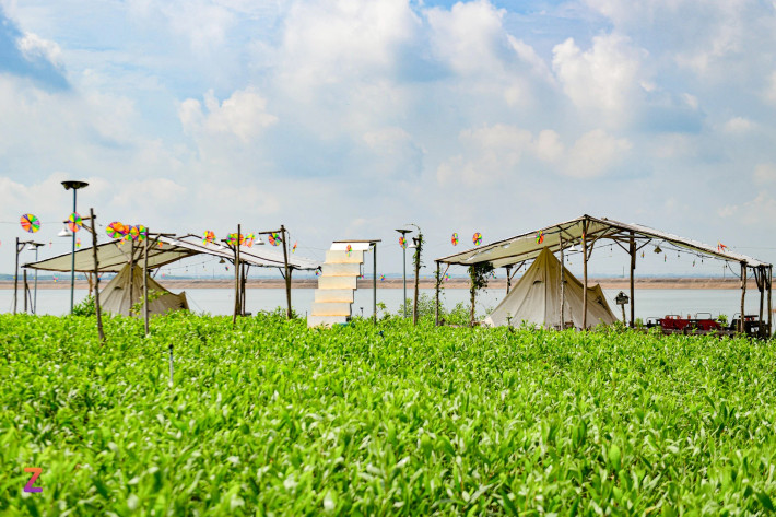 Xung quanh hồ Trị An có hàng chục khu camping (cắm trại truyền thống) và glamping (cắm trại cao cấp), đáp ứng đầy đủ nhu cầu của du khách. Giá vé vào cổng từ 50.000 đồng/người. Du khách có thể thuê lều, đặt tiệc nướng hoặc mua vé combo ăn uống, lưu trú, vui chơi.