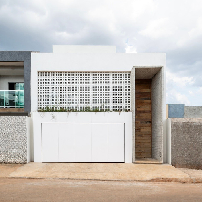 Ngôi nhà phố này được xây dựng trên mảnh đất có diện tích 145 m2. Do là nhà phố liền kề, không có khoảng lùi về phía sau nên có nhiều thách thức trong việc kết hợp ánh sáng và thông gió tự nhiên.