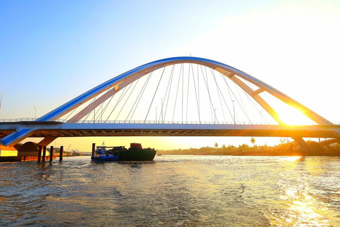 Cầu Trần Hoàng Na vừa được đưa vào sử dụng đẹp lung linh khi ánh bình minh vừa ló rạng, nơi đây đang trở thành địa điểm check in mới của các du khách khi tham quan Chợ nổi Cái Răng.