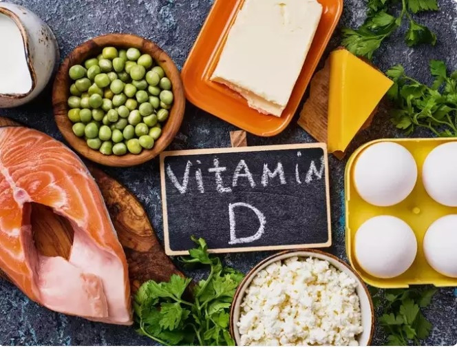 Bổ sung vitamin D: Vitamin D đóng vai trò quan trọng trong việc hấp thụ canxi và sức khỏe của xương. Đây là loại vitamin không thể thiếu đối với phụ nữ sau mãn kinh. Dù tiếp xúc với ánh sáng mặt trời sẽ kích thích cơ thể sản xuất vitamin D, nhưng nguồn thực phẩm giàu vitamin này mới là điều phụ nữ cần. Các loại cá béo như cá hồi, cá ngừ và cá thu là nguồn cung cấp vitamin D dồi dào, cũng như các thực phẩm tăng cường như ngũ cốc, nước cam và các sản phẩm từ sữa. Việc kết hợp những thực phẩm này vào chế độ ăn uống giúp đảm bảo mức vitamin D tối ưu và hỗ trợ sức khỏe của xương.