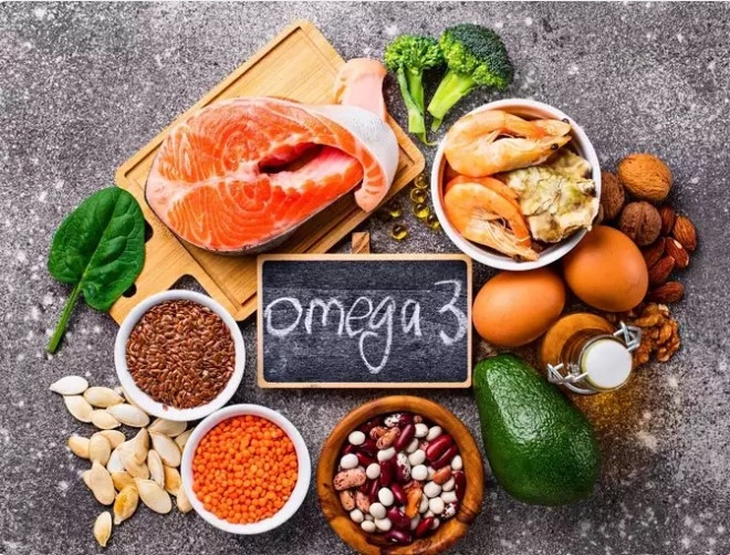 Axit béo omega-3: Sức khỏe tim mạch ngày càng trở nên quan trọng sau thời kỳ mãn kinh, vì phụ nữ có nguy cơ mắc bệnh tim mạch cao hơn do thay đổi nội tiết tố. Axit béo omega-3, được tìm thấy chủ yếu trong cá béo, quả óc chó, hạt lanh và hạt chia, mang lại nhiều lợi ích cho tim mạch, bao gồm giảm viêm, giảm mức chất béo trung tính và cải thiện chức năng tim tổng thể. Việc bổ sung thực phẩm giàu omega-3 trong chế độ ăn uống giúp giảm thiểu nguy cơ mắc bệnh tim và tăng cường sức khỏe tim mạch ở phụ nữ sau mãn kinh.