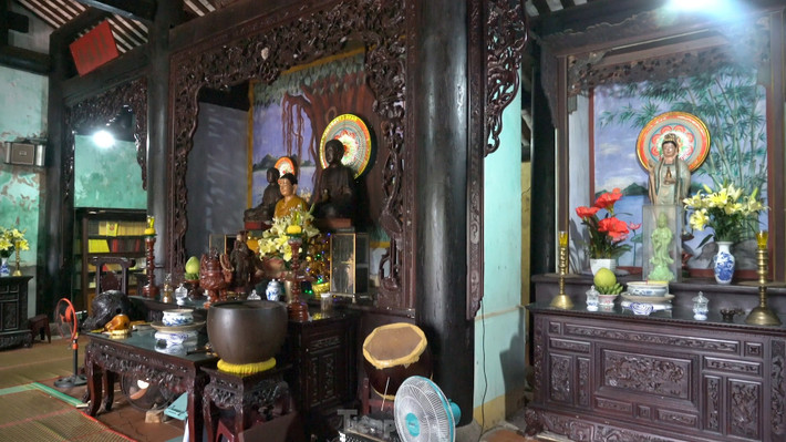 Không chỉ gắn liền với truyền thuyết tâm linh bí ẩn, chùa Hải Tạng còn gây ấn tượng với “4 không”: không trụ trì, không vàng mã, không điện đèn và không có không sư sãi.