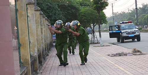 Đại tá Bùi Hữu Liêm, Phó giám đốc Công an tỉnh Hưng Yên cho biết, cuộc diễn tập xử trí tình huống A2, là dịp nâng cao nhận thức về âm mưu, phương thức hoạt động phá hoại của các thế lực thù địch và phần tử xấu, tạo sự chuyển biến mạnh mẽ trong nhận thức và hành động của các cấp, các ngành và quần chúng nhân dân về công tác phòng, chống khủng bố, biểu tình bạo loạn.