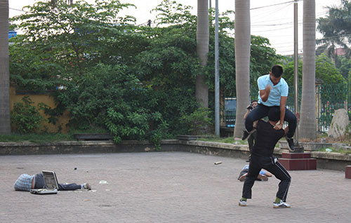 Trinh sát đặc nhiệm trấn áp "khủng bố" vòng ngoài.