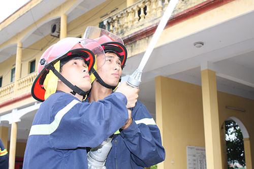Phun nước dập lửa.