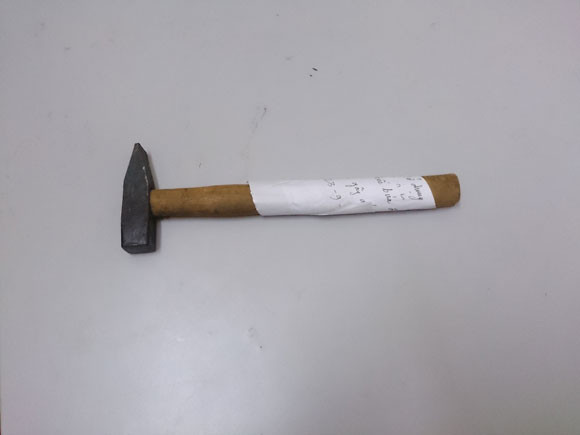 Khoảng 13h ngày 10/7, do mâu thuẫn với bà ngoại, Lê Văn Lập (20 tuổi, trú thôn Lâm Tây, xã Đại Đồng, huyện Đại Lộc, Quảng Nam) đã lấy búa đập bà ngoại mình khiến bà tử vong tại chỗ. Lúc này, mẹ của Lập về nhà nhìn thấy vụ việc, lập tức đi báo công an, nhưng đã bị Lập đuổi theo, cầm mỏ lết đánh mẹ chết tại chỗ.
