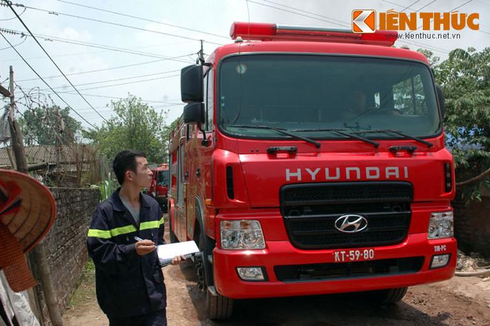 Hiện có hơn 10 xe cứu hỏa đang ở hiện trường làm nhiệm vụ dập lửa. Bên trong kho cồn khói vẫn bốc lên nghi ngút.
