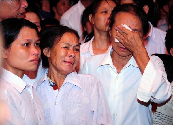 Những giọt nước mắt thương tiếc cho người chiến sĩ trẻ.