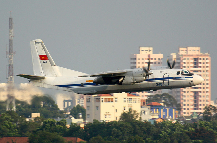Ngày 8/4/2008, chiếc máy bay An-26 thuộc Trung đoàn 918 Không quân (Gia Lâm) bị rơi do trục trặc động cơ tại một cánh đồng thuộc địa phận xã Tả Thanh Oai, huyện Thanh Trì (Hà Nội), cách trường học và khu dân cư vài trăm mét khiến 5 người trên máy bay tử nạn. Trong ảnh là 1 chiếc máy bay An-26 cùng loại.
