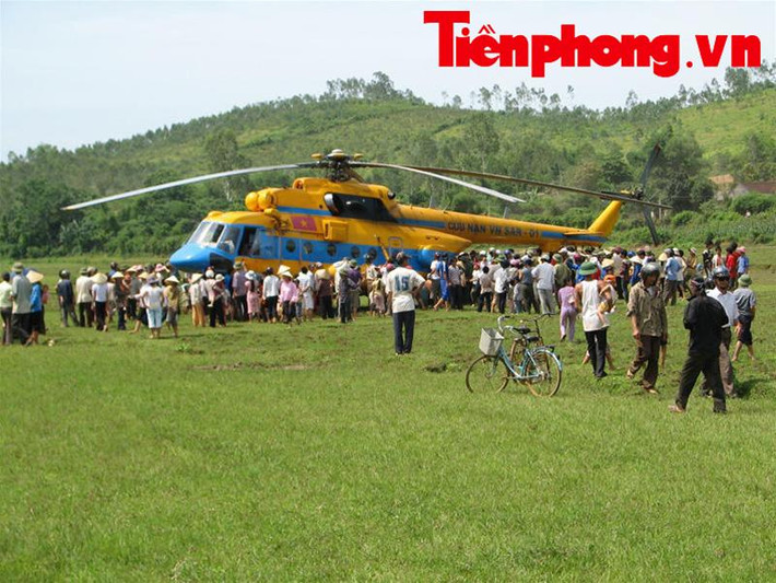 Sáng 9/6/2009, một chiếc máy bay quân sự Su-22 khi đang bay luyện tập thì bất ngờ lao xuống đồi Bãi Chiêng (Cẩm Thủy - Thanh Hóa). Tại hiện trường, máy bay rơi xuống nát vụn và bốc cháy dữ dội, phi công đã thiệt mạng sau khi cố gắng điều khiển cho chiếc máy bay đâm cách xa khu vực dân cư. Bộ trưởng Bộ Quốc phòng Phùng Quang Thanh cho biết chiếc máy bay trên đã quá hạn sử dụng nhiều năm. Trong ảnh là máy bay cứu hộ tại hiện trường.
