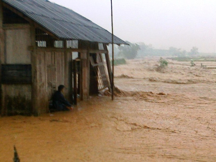 Biển nước bủa vây một ngôi nhà của người dân.